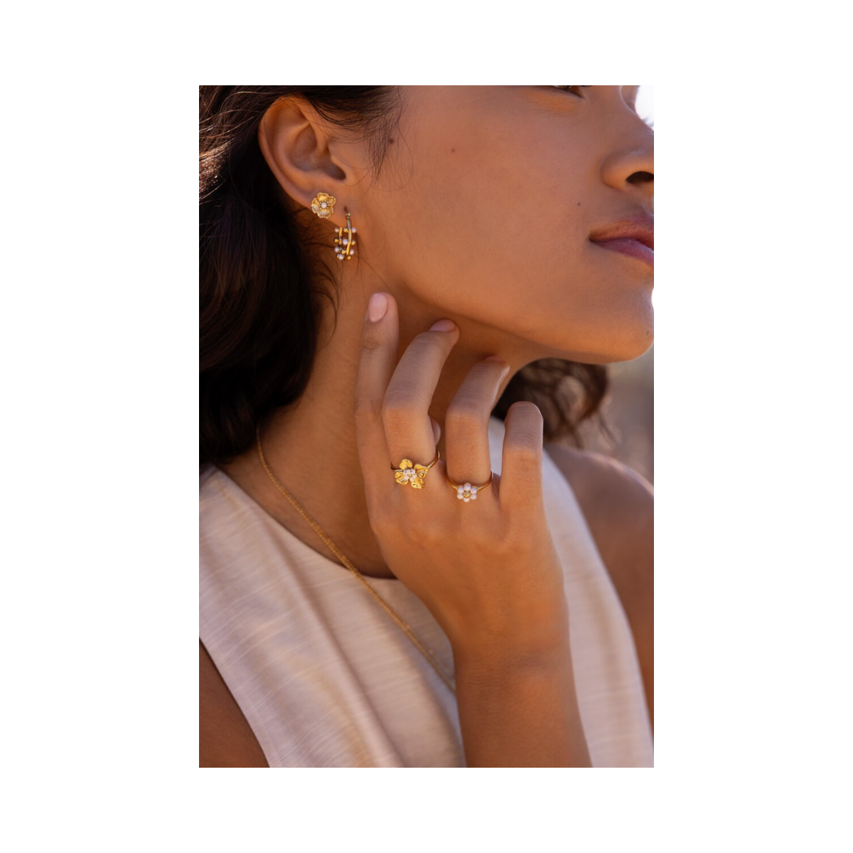 Hoop Earrings with Dots and Pearls - Gold