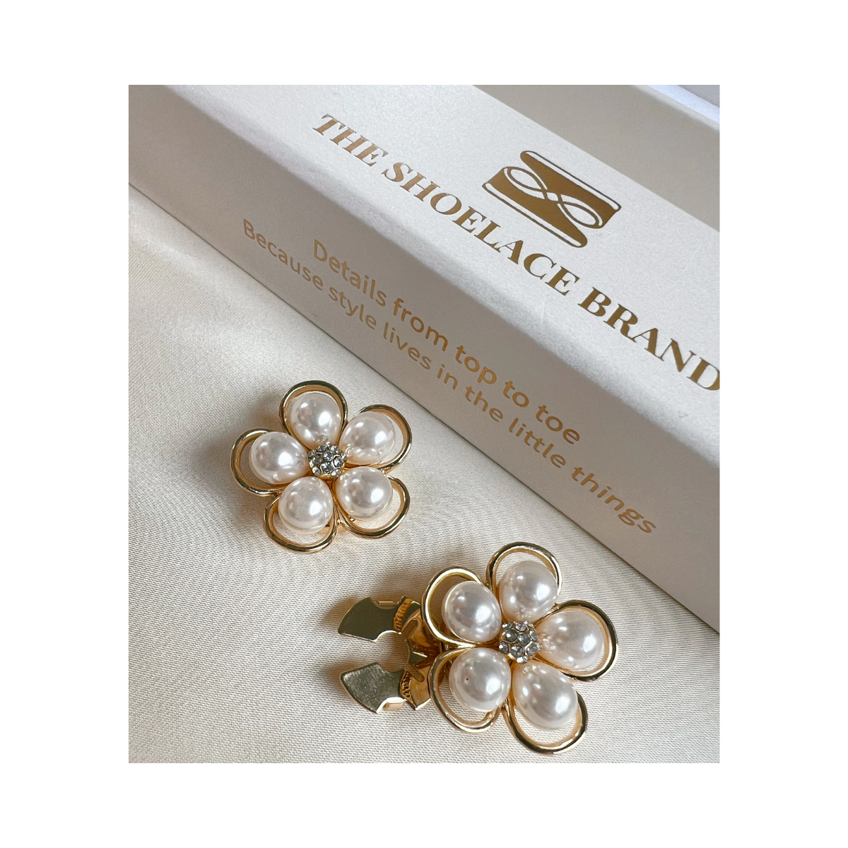 Felicia styck - Gold Framed Pearl Flower